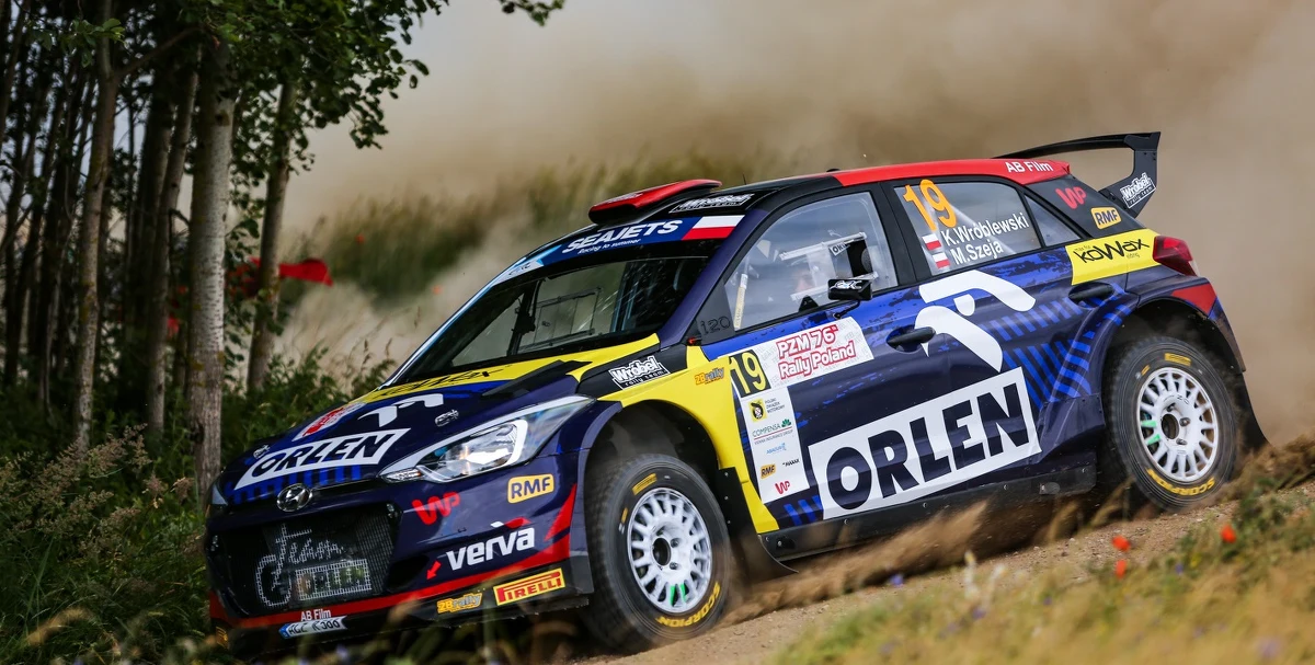 Fin Jari Huttunen zanotował najlepszy czas na pierwszym odcinku specjalnym 76. Rajdu Polski. Kierowcy w ramach rozgrzewki zaprezentowali swoje umiejętności na torze w Mikołajkach. Drugi czas zanotował Rosjanin Aleksiej Łukjaniuk. Najlepszy z Polaków - Mikołaj Marczyk - był trzeci.