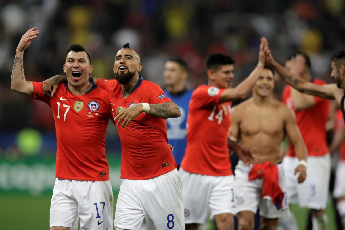 Z powodu ogromnych korków w Sao Paulo piłkarze Chile spóźnili się na ćwierćfinał Copa America z Kolumbią, ale ostatecznie wygrali rzutami karnymi 5-4. Rywale odpadli z mistrzostw Ameryki Południowej, chociaż nie stracili ani jednej bramki w turnieju.