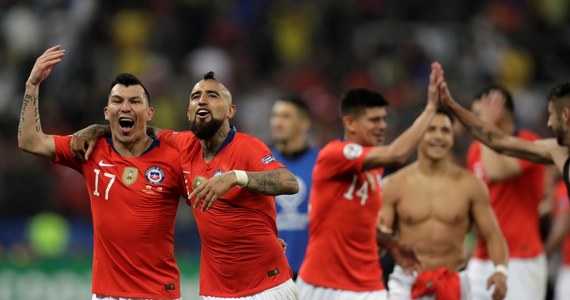 Z powodu ogromnych korków w Sao Paulo piłkarze Chile spóźnili się na ćwierćfinał Copa America z Kolumbią, ale ostatecznie wygrali rzutami karnymi 5-4. Rywale odpadli z mistrzostw Ameryki Południowej, chociaż nie stracili ani jednej bramki w turnieju.