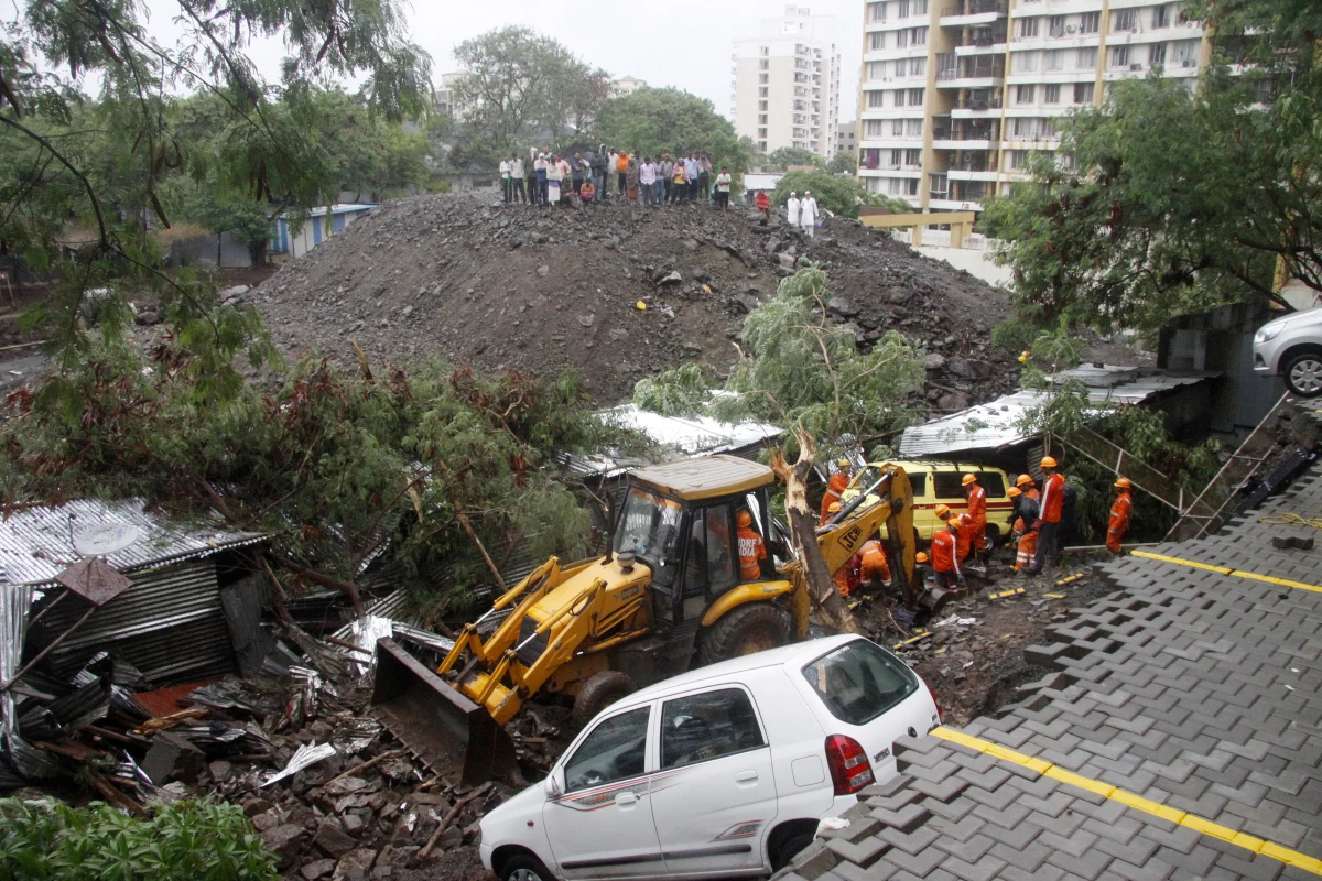 Co najmniej 17 osób zginęło w sobotę wskutek zawalenia się muru w pobliżu placu budowy w mieście Pune w zachodnich Indiach - poinformowała miejscowa straż pożarna. W następstwie ulewnych deszczy 23-metrowa ściana runęła na tymczasowe chaty robotników.
