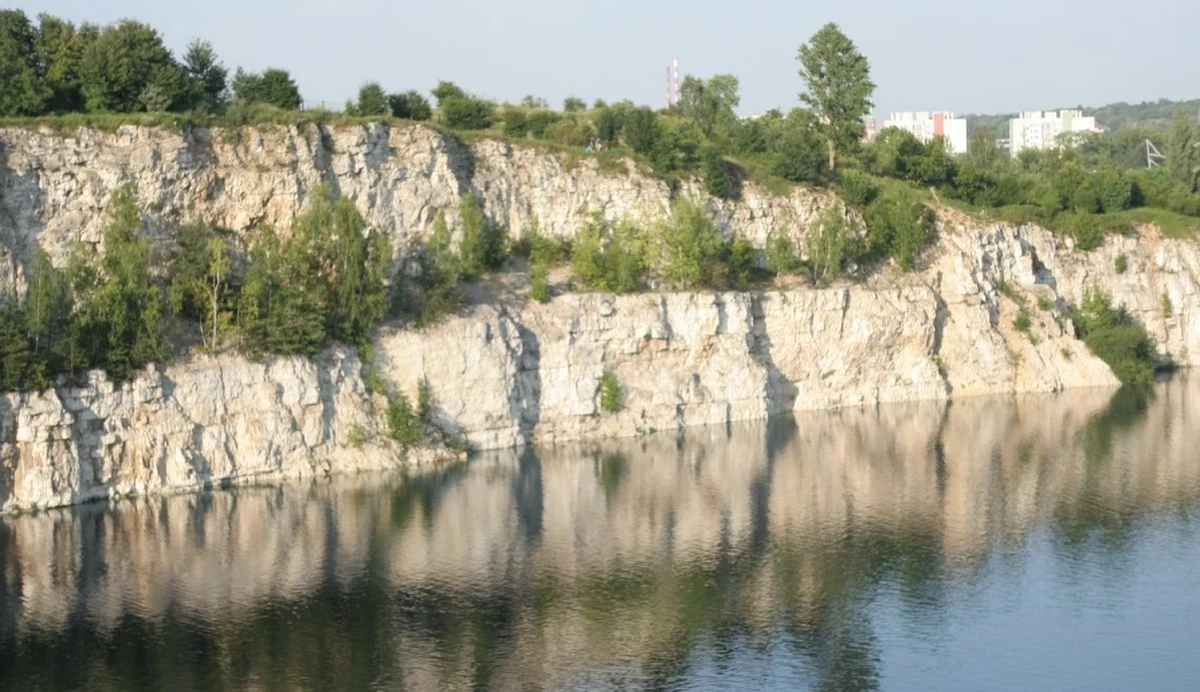 Śledczy z Prokuratury Rejonowej Kraków - Podgórze zajęli się sprawą śmierci 14-letniego Szymona, który we wtorek utopił się w zalewie na Zakrzówku. Zostało wszczęte śledztwo ws. spowodowania śmierci chłopca. 