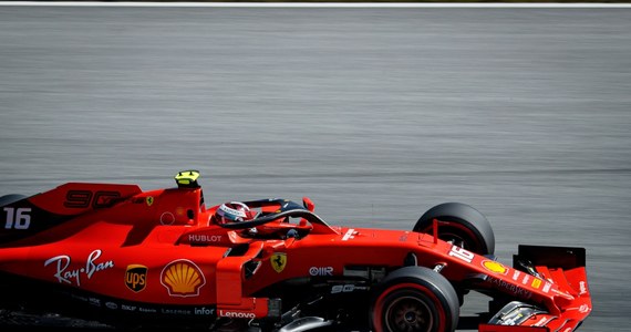 Reprezentant Monako Charles Leclerc po raz drugi w karierze wygrał kwalifikacje przed wyścigiem o Grand Prix Formuły 1. W sobotę wywalczył pole position w Austrii i w dziewiątej rundzie mistrzostw świata 21-letni kierowca Ferrari wystartuje z pierwszego miejsca.