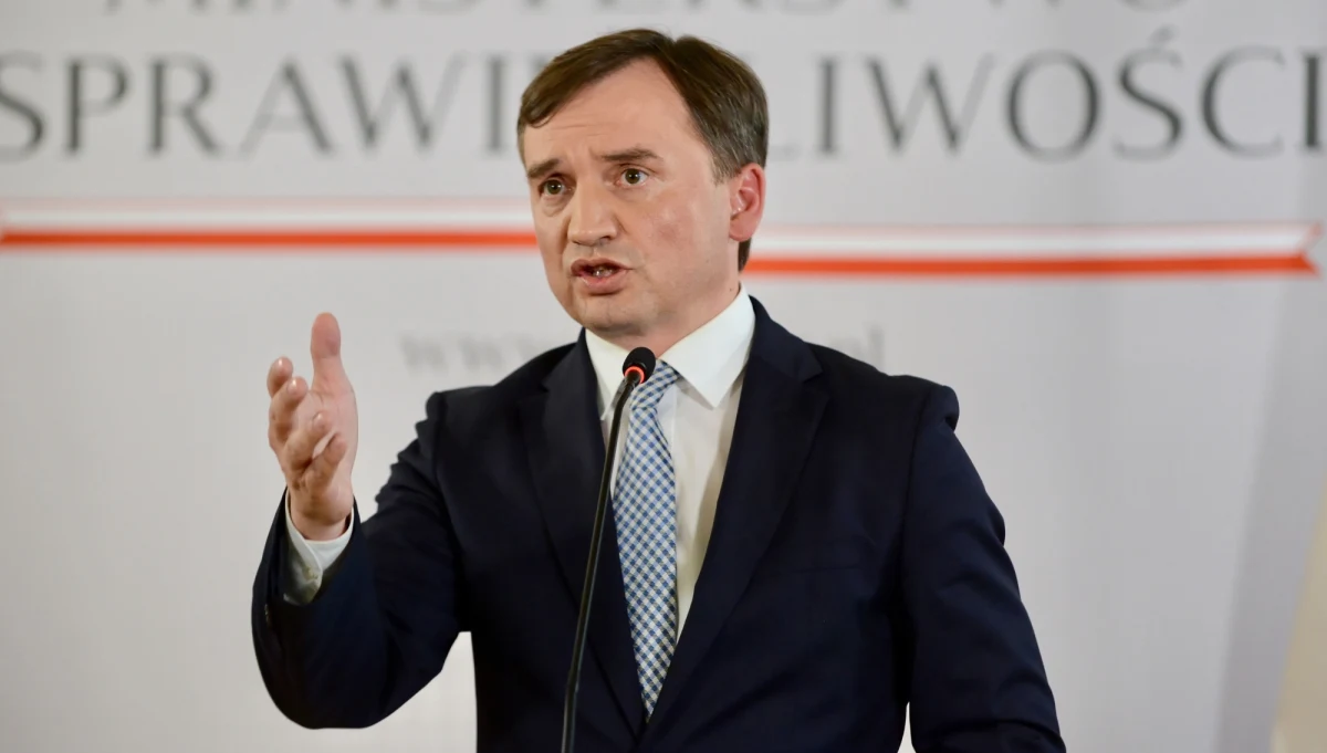 W książce "Grek Zorba" nie ma znanej z filmu pod tym tytułem sceny, w której bohater mówi "Zobacz szefie, jaka piękna katastrofa!" To jednak nie znaczy, że katastrofa się nie wydarza. Przypadek Greka Zorby przypomina pod tym względem ostatni tydzień z życia Polaka Ziobry.