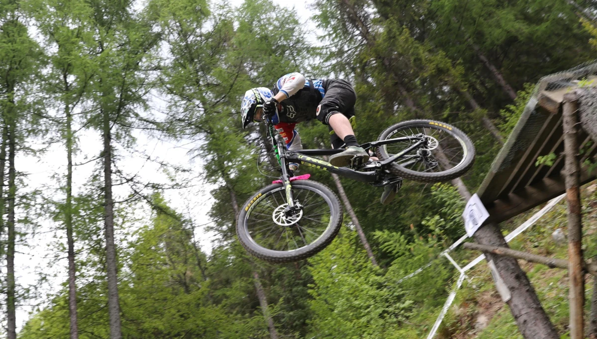 ​Groźny wypadek podczas treningu przed jutrzejszym Pucharem Europy w downhillu na Skrzycznem w Beskidzie Śląskim. 27-letni zawodnik uderzył w drzewo i stracił przytomność.