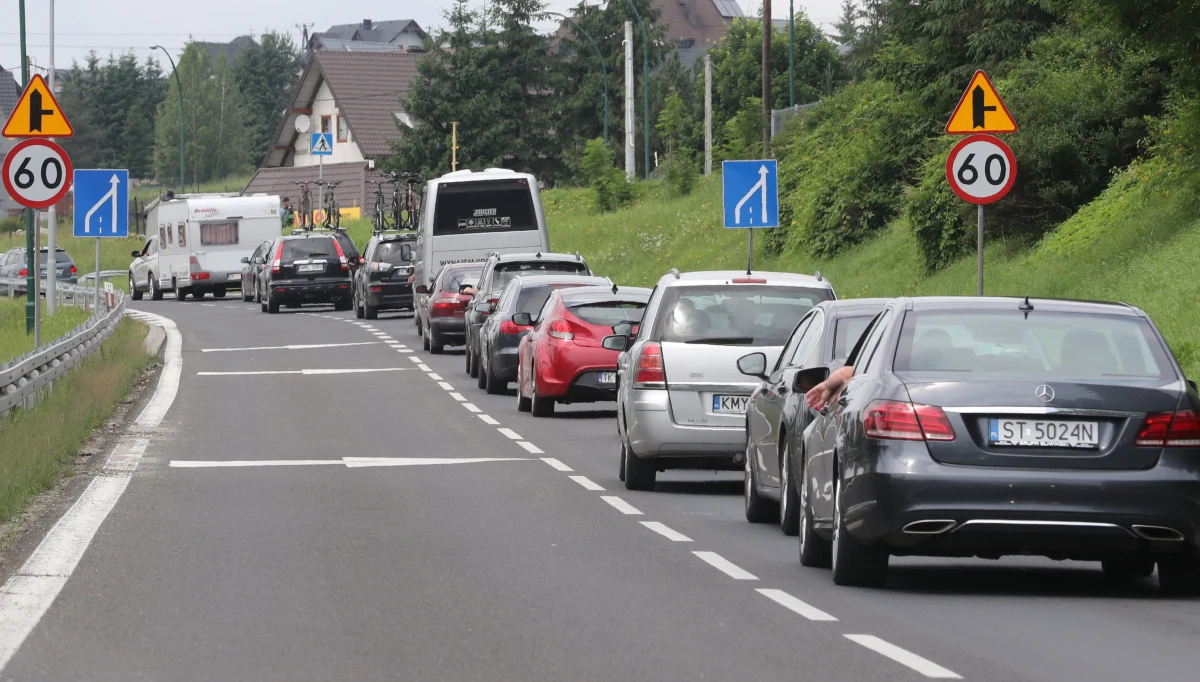 Siedem osób, w tym dwoje dzieci zostało rannych w wypadku na zakopiance w Skomielnej Białej. Auto osobowe zderzyło się z autobusem.
