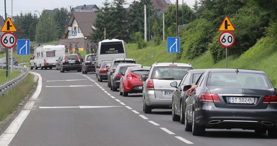 Siedem osób, w tym dwoje dzieci zostało rannych w wypadku na zakopiance w Skomielnej Białej. Auto osobowe zderzyło się z autobusem.