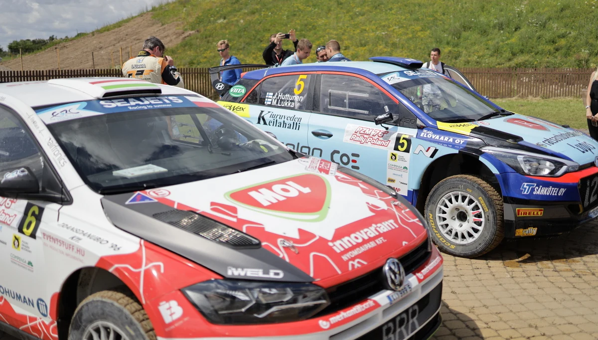 Rosjanin Aleksiej Łukjaniuk zdominował rywalizację na 76. Rajdzie Polski. Wygrał sześć odcinków specjalnych. Jeden taki triumf zanotował Mikołaj Marczyk, który jest liderem rywalizacji w Rajdowych Samochodowych Mistrzostwach Polski i zajmuje 5. pozycję w klasyfikacji generalnej rajdu. Niespodzianka to na pewno postawa Arona Domżały. Kierowca kojarzony głównie z rajdami cross country zajmuje 7. lokatę.