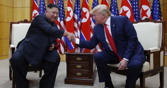 Prezydent Stanów Zjednoczonych Donald Trump i przywódca Korei Płn. Kim Dzong Un spotkali się w strefie zdemilitaryzowanej na granicy pomiędzy Koreami. Trump jako pierwszy urzędujący prezydent USA przekroczył granicę z Koreą Płn.
