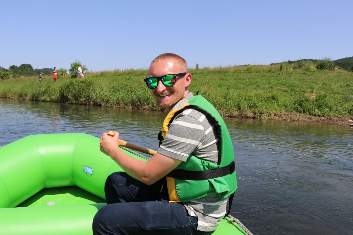 San swoje źródła ma na samym południowo - wschodnim krańcu Polski, tak zwanym cypelku, przy granicy polsko – ukraińskiej. Jest szóstą co do wielkości polską rzeką i jednym z głównych dopływów Wisły, do której wpływa w okolicach Sandomierza. San przepływa przez wiele malowniczych obszarów, na jej trasie można spotkać miedzy innymi Jezioro Solińskie. To także rzeka, która zachęca do aktywnego wypoczynku. 