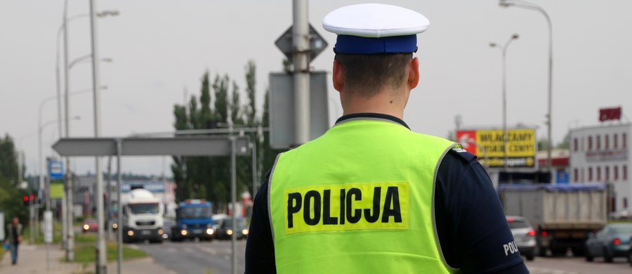 Policja szuka mężczyzny, który wjechał w dwie kobiety na ul. Piaskowej w Nowogrodzie Bobrzańskim i uciekł z miejsca wypadku. Jedna z poszkodowanych jest poważnie ranna. 
