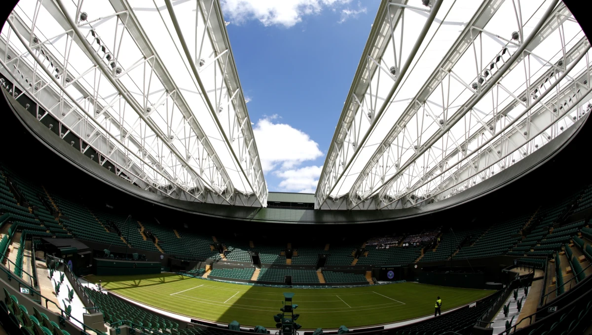 Iga Świątek, Hubert Hurkacz i Kamil Majchrzak zagrają w poniedziałek, pierwszego dnia wielkoszlemowego Wimbledonu. Magda Linette - jako jedyna z polskich tenisistów, którzy wystąpią w singlu - będzie musiała czekać na swój mecz otwarcia do wtorku.