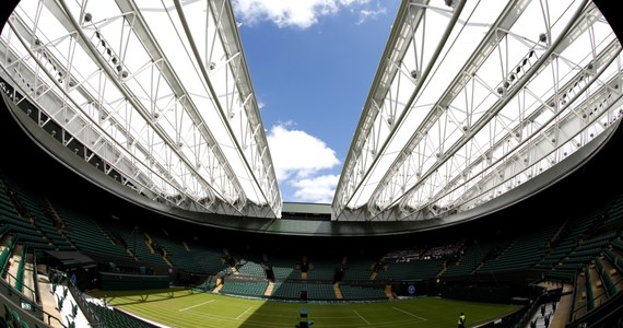 Iga Świątek, Hubert Hurkacz i Kamil Majchrzak zagrają w poniedziałek, pierwszego dnia wielkoszlemowego Wimbledonu. Magda Linette - jako jedyna z polskich tenisistów, którzy wystąpią w singlu - będzie musiała czekać na swój mecz otwarcia do wtorku.