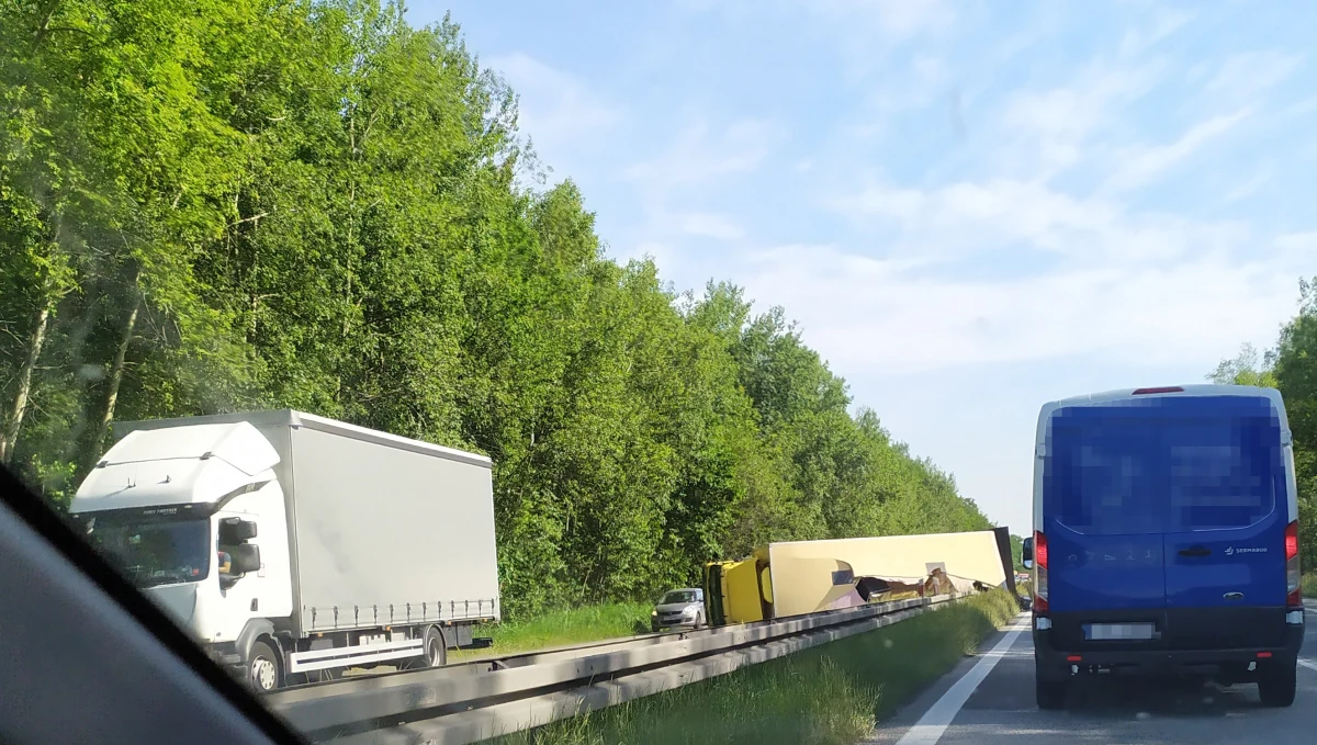 Utrudnienie na S1 odcinek Dąbrowa Górnicza - Mysłowice na wysokości Sosnowca w woj. śląskim. Przewróciła się tam ciężarówka. Jedna osoba jest ranna.