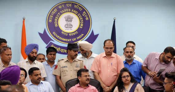 ​Indyjscy celnicy udaremnili w weekend największą w historii kraju próbę przemytu heroiny. Skonfiskowano 532 kg tego narkotyku o szacunkowej wartości 390 mln dolarów. Heroinę znaleziono w ciężarówce przewożącej worki soli z Pakistanu do Amritsaru w Pendżabie.