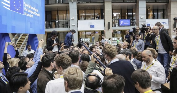 Donald Tusk zawiesił rozpoczęty wczoraj późnym popołudniem szczyt Unii Europejskiej. Zapowiedział jego wznowienie jutro o godz. 11. Przywódcy wspólnoty mimo nieprzespanej nocy i kilkunastu godzin negocjacji nie mogą się porozumieć ws. tego, kto zostanie szefem Komisji Europejskiej. 