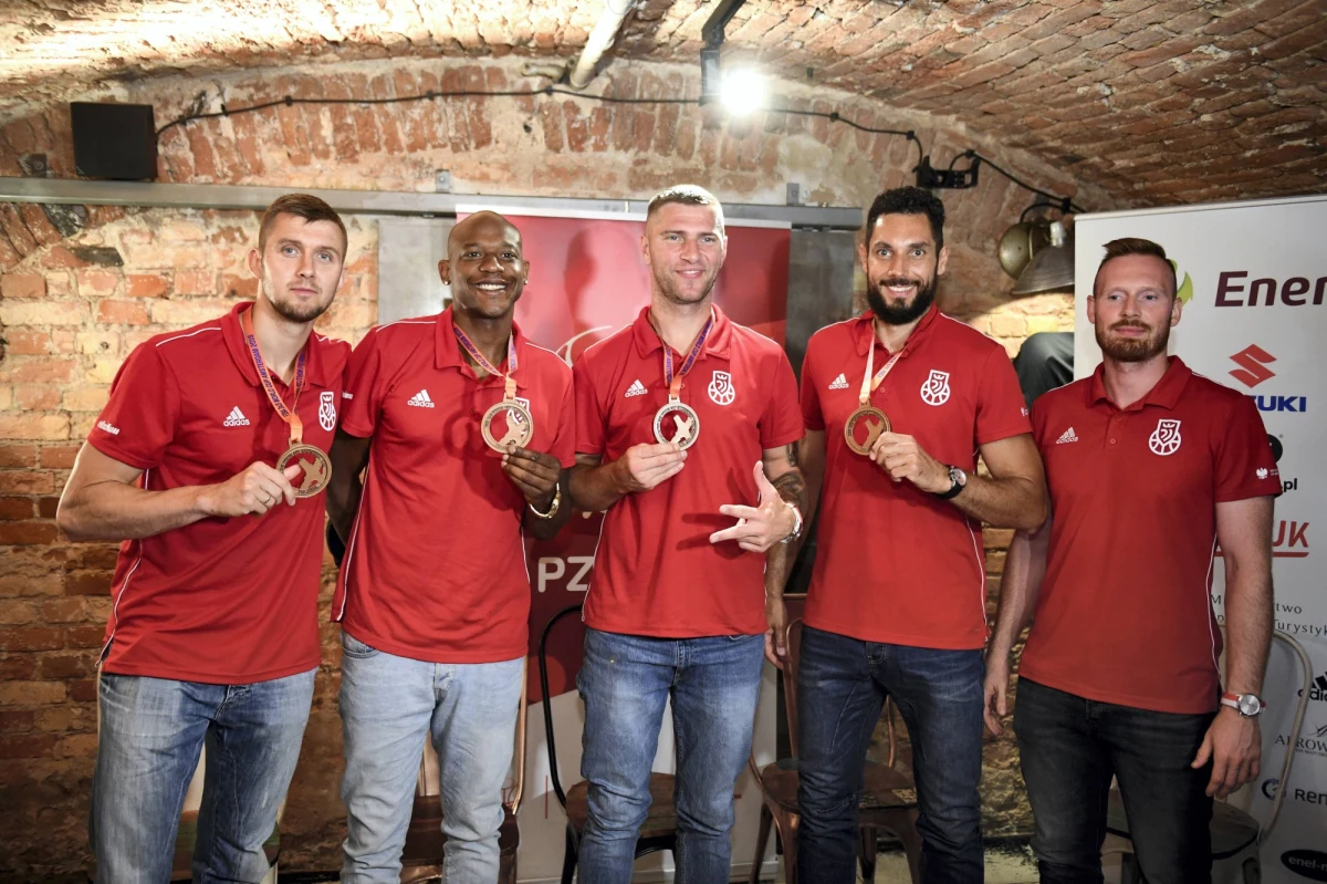 Tydzień temu nasi koszykarze zdobyli w Amsterdamie brązowy medal Mistrzostw Świata w ulicznej wersji basketu 3x3. W decydującym meczu pokonali Serbów w niesamowitych okolicznościach. W miniony weekend wywalczyli z kolei awans na Mistrzostwa Europy. Od tego sezonu w drużynie występuje Przemysław Zamojski – koszykarz znany z ligowych parkietów i reprezentacji Polski. Jest zresztą w szerokim składzie Mike’a Taylora na Mistrzostwa Świata w zwykłej odmianie koszykówki.