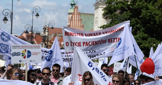 ​Jeden lekarz, jeden etat i nie więcej niż 48 godzin pracy w tygodniu - tak ma wyglądać październikowy protest organizowany przez Ogólnopolski Związek Zawodowy Lekarzy i Porozumienie Rezydentów. Wypowiadanie umów opt-out, które ma zakończyć się do sierpnia popiera Naczelna Rada Lekarska. "Ten rząd słucha tylko protestów, które obniżają im słupki poparcia" - mówią lekarze.