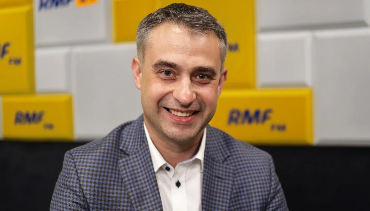 "(Robert Biedroń) nie porzucił planu, żeby w Polsce wygrały siły prodemokratyczne (...) Jeśli nie usiądziemy do tych rozmów, to jakbyśmy zdradzali demokrację" - mówił w Rozmowie w samo południe w RMF FM sekretarz zarządu Wiosny Krzysztof Gawkowski, pytany o plany koalicji z PO. "Priorytetem powinno być, że opozycja demokratyczna nie jest tylko antyPiS-owska, a jest demokratyczna i programowo spójna, przynajmniej w jakiejś części" - zaznaczył. Gawkowski przyznał także, że wcześniej był sceptyczny wobec koalicji, gdyż był przekonany, że „Wiosna zdobędzie lepszy wynik w wyborach do europarlamentu”. Przyznał, że partia mogła wówczas wspomóc Koalicję Europejską. „Brakowało powiewu Wiosny. Bo może jeśli do Koalicji Europejskiej doszło 6-8 proc., to może dzisiaj Koalicja Europejska by święciła zwycięstwo” – powiedział.