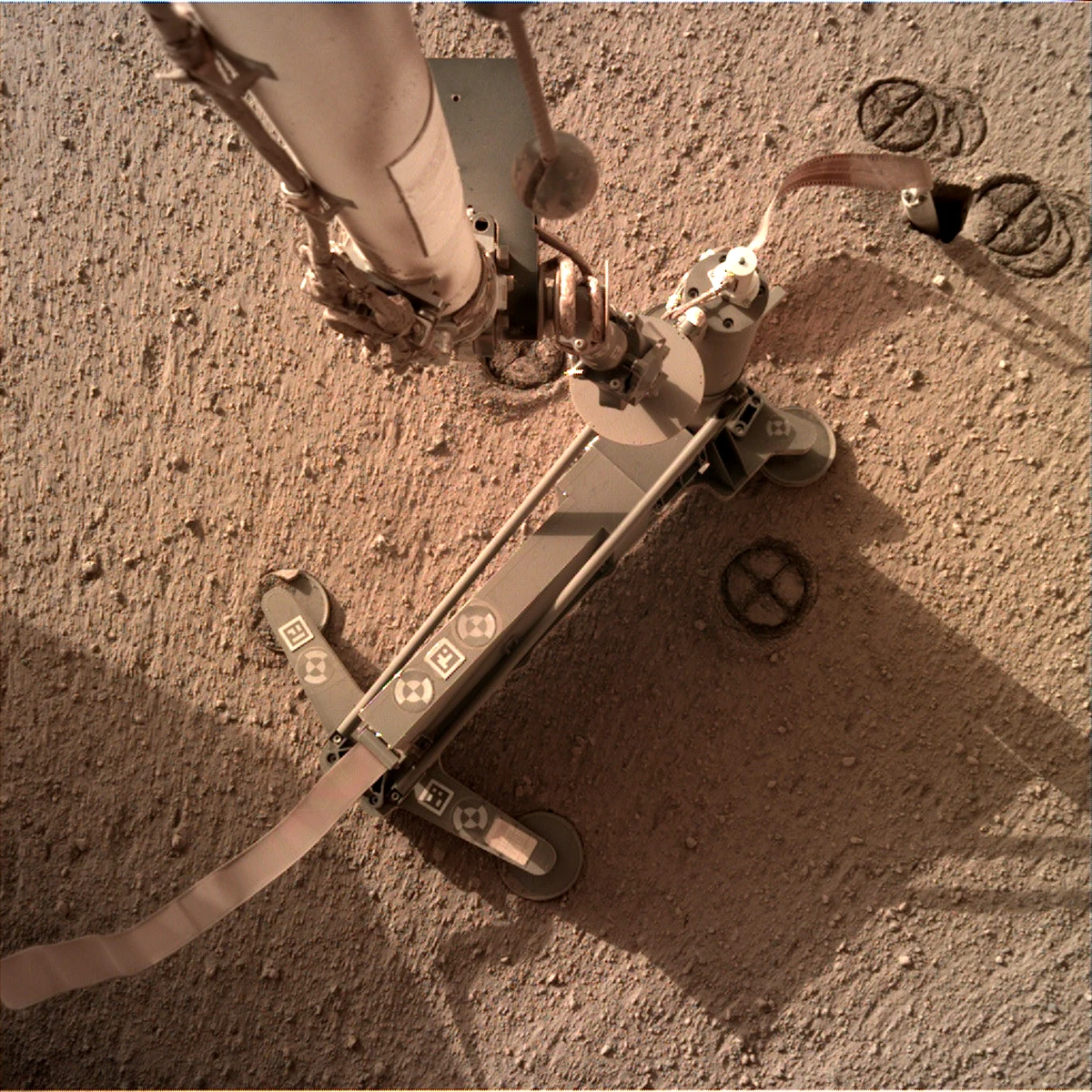 Dobre wiadomości z Marsa. Polski Kret został odsłonięty. Sonda InSight z pomocą swego ramienia robotycznego podniosłą przytrzymującą go strukturę sondy termicznej i odstawiła ją na bok. Jak informuje na swym blogu szef eksperymentu HP3 (Heat Flow and Physical Properties Package) Tilman Spohn z Niemieckiej Agencji Kosmicznej (DLR) operacja przebiegła bez zakłóceń i cała aparatura jest nienaruszona. To zwiększa szanse na pomyślne kontynuowanie misji Kreta i całej sondy termicznej.