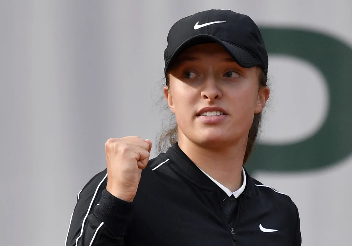 Iga Świątek przegrała ze szwajcarską tenisistką Viktoriją Golubic 2:6, 6:7 (3-7) w pierwszej rundzie Wimbledonu. O porażce Polki zadecydowała przede wszystkim olbrzymia liczba niewymuszonych błędów.