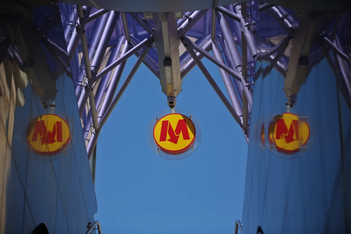 Na stacji metro Młociny znaleziono bagaż bez opieki. Na miejscu pracuje policja. Pociągi podziemnej kolejki kursują do stacji Słodowiec. Stacje Stare Bielany, Wawrzyszew i Młociny są zamknięte.