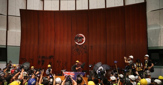 Setki osób wdarły się do siedziby hongkońskiego parlamentu po wielogodzinnym oblężeniu tego budynku. Tysiące innych demonstrowały pokojowo w demokratycznym marszu przy okazji 22. rocznicy przyłączenia Hongkongu do Chin.