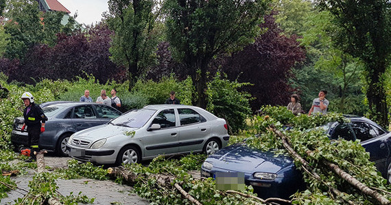 1 150 razy interweniowali strażacy w związku z burzami, które wczoraj przechodziły nad Polską. Z powodu nawałnic 26 tysięcy odbiorców zostało bez prądu.