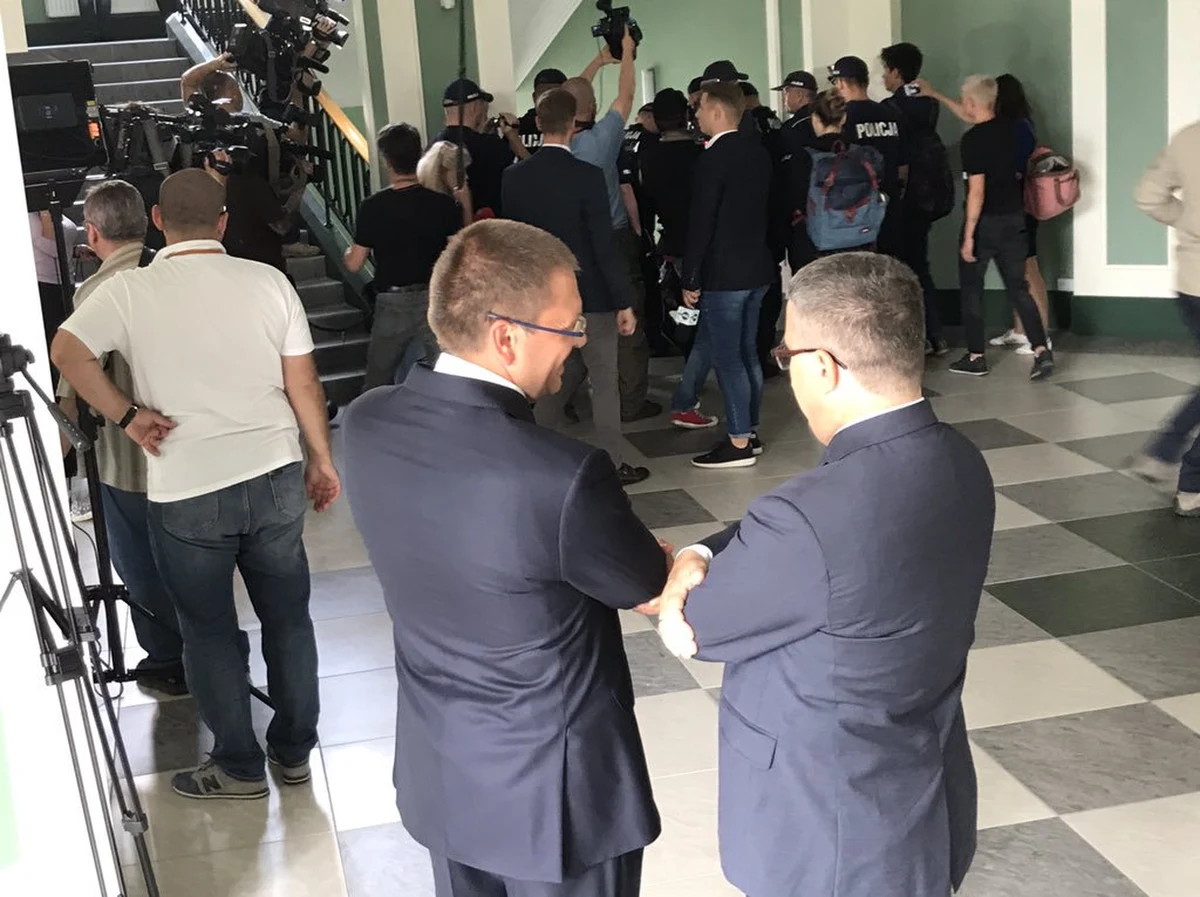 10 członków ruchu Obywatele RP usłyszało zarzuty w związku z zeszłorocznym blokowaniem siedziby Krajowej Rady Sądownictwa.
