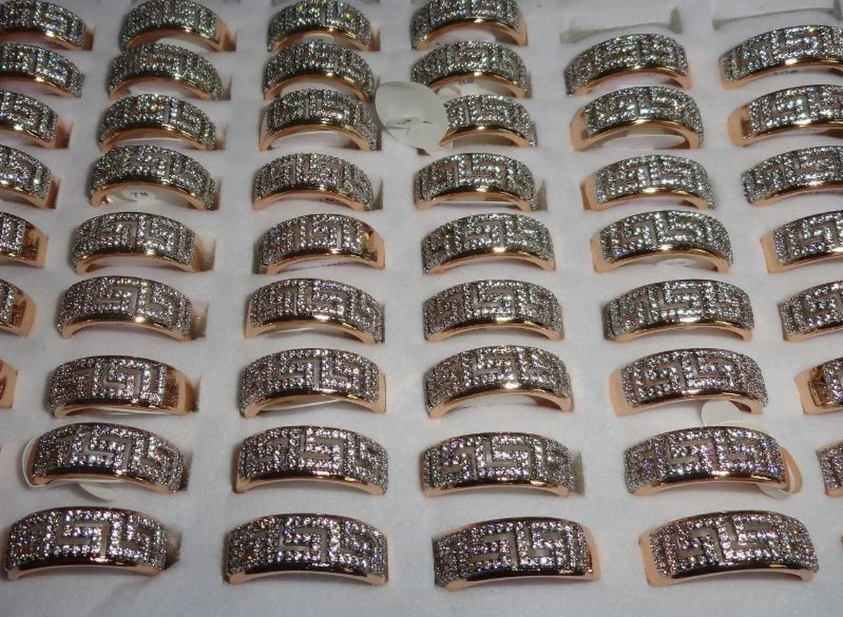 Funkcjonariusze Mazowieckiego Urzędu Celno-Skarbowego zabezpieczyli ponad 900 sztuk złotej biżuterii ze znakami znanych światowych projektantów - poinformowała we wtorek rzecznik prasowa IAS w Warszawie Anna Szczepańska. Wartość rynkową towaru oszacowano na ponad 3 mln zł.