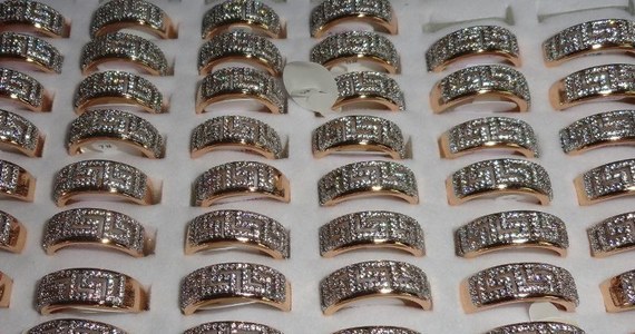 Funkcjonariusze Mazowieckiego Urzędu Celno-Skarbowego zabezpieczyli ponad 900 sztuk złotej biżuterii ze znakami znanych światowych projektantów - poinformowała we wtorek rzecznik prasowa IAS w Warszawie Anna Szczepańska. Wartość rynkową towaru oszacowano na ponad 3 mln zł.