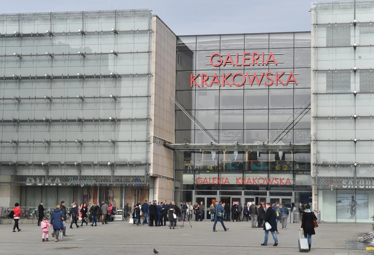 W Łebie policja zatrzymała 22 latka, który w styczniu odpalił racę w Galerii Krakowskiej znajdującej się w centrum Krakowa. Filip W. przez kilka dni ukrywał się w Niemczech.
