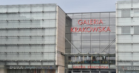 W Łebie policja zatrzymała 22 latka, który w styczniu odpalił racę w Galerii Krakowskiej znajdującej się w centrum Krakowa. Filip W. przez kilka dni ukrywał się w Niemczech.