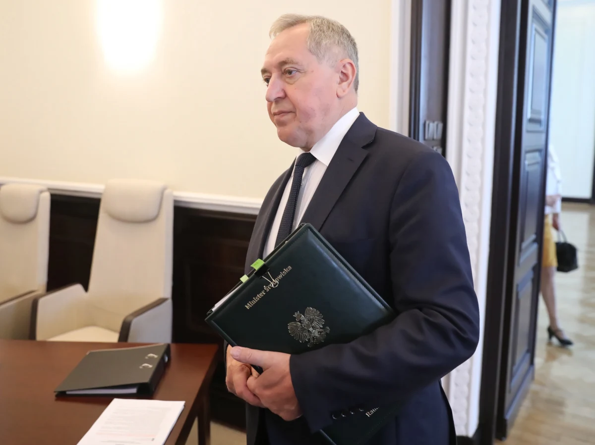 Platforma Obywatelska złoży wniosek o odwołanie ministra środowiska, zapowiedziała posłanka Agnieszka Pomaska. Komisja Europejska zrywa rozmowy z polskim rządem w sprawie uruchomienia funduszy na walkę ze smogiem. Polska może stracić kilka miliardów euro na wymianę tzw. „kopciuchów”.
