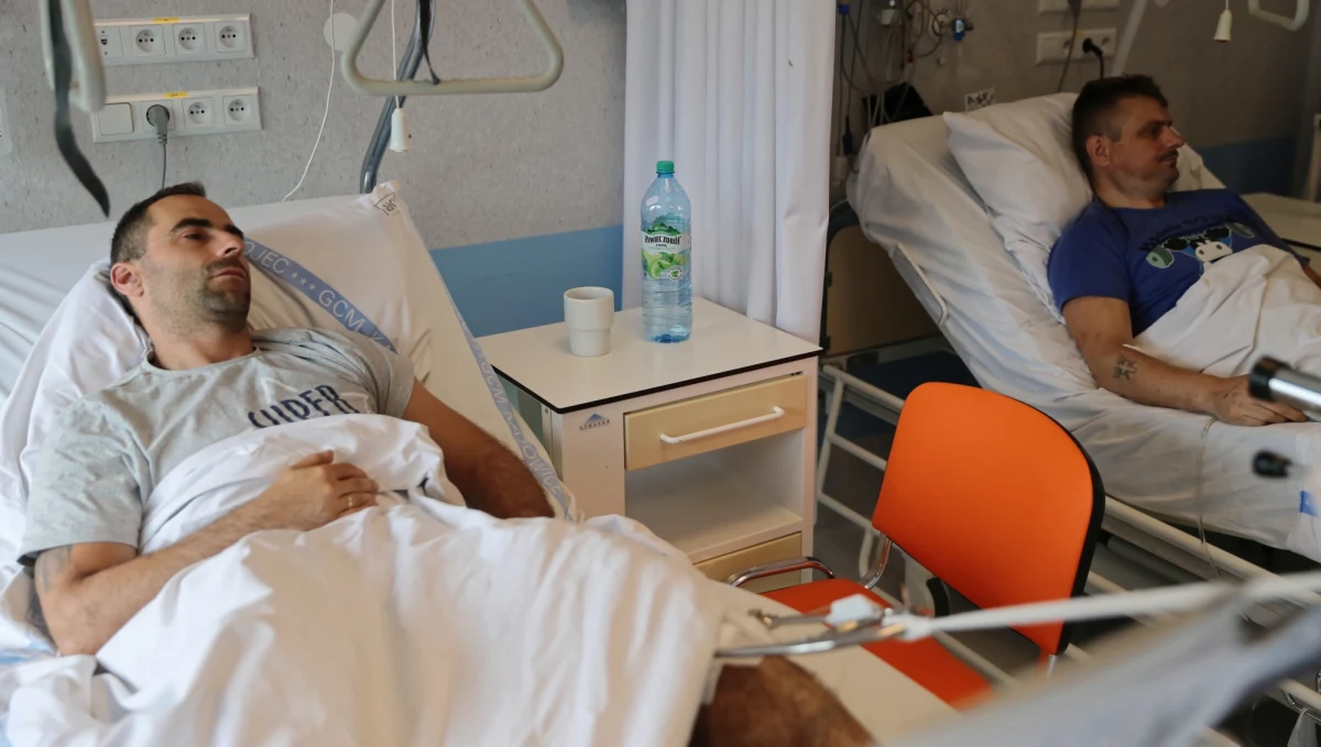 „Silne uderzenie, wielkie zapylenie, nic nie widać i oczekiwanie na pomoc” – wspominają górnicy ranni we wczorajszym wypadku w kopalni węgla kamiennego „Murcki-Staszic”. W wyniku wstrząsu zginęło trzech górników, sześciu zostało rannych. 