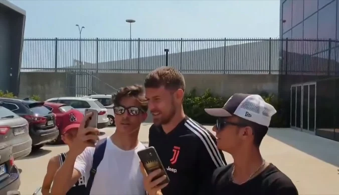 Ramsey przywitany przez kibiców Juventusu. Wideo