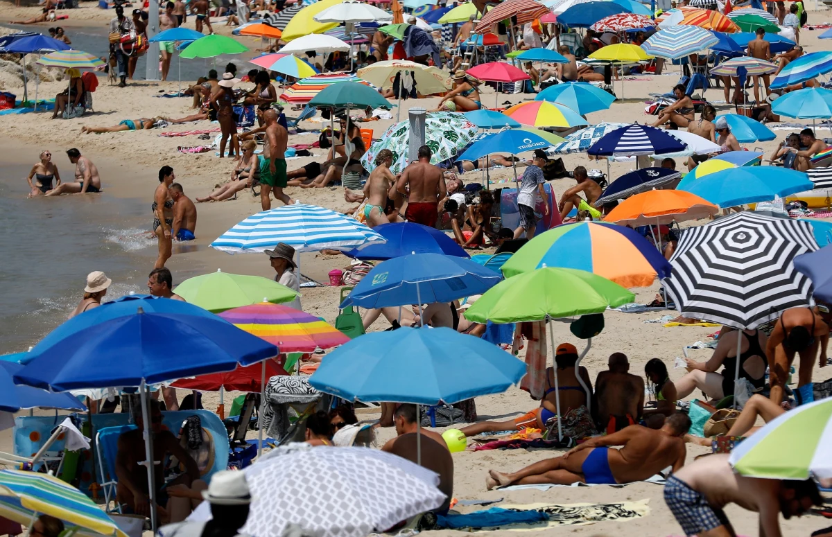 Podczas wypoczynku na plaży aspirant Rafał Dąbrowski zauważył cztery osoby, które topiły się w Bałtyku w Sobieszewie. Zanim przyjechali ratownicy, sam spróbował im pomóc. Uratował troje dzieci i ich dziadka. Do bohaterskiego funkcjonariusza dotarli dziennikarze Polsat News.