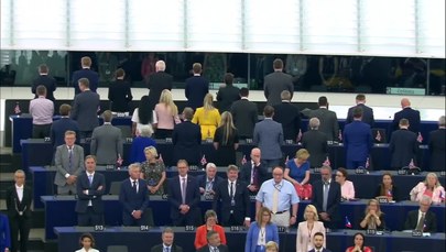 Partia Brexit odwrócona plecami w trakcie hymnu UE