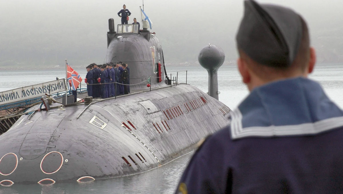 14 marynarzy zginęło podczas pożaru, który wybuchł na głębinowej jednostce badawczej należącej do rosyjskiej marynarki wojennej - informuje tamtejsze ministerstwo obrony. Według mediów chodzi o atomowy okręt podwodny AS-12 "Łoszarik". Do tragedii doszło w poniedziałek, podczas badań dna morskiego, na terytorialnych wodach Rosji.