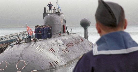 14 marynarzy zginęło podczas pożaru, który wybuchł na głębinowej jednostce badawczej należącej do rosyjskiej marynarki wojennej - informuje tamtejsze ministerstwo obrony. Według mediów chodzi o atomowy okręt podwodny AS-12 "Łoszarik". Do tragedii doszło w poniedziałek, podczas badań dna morskiego, na terytorialnych wodach Rosji.