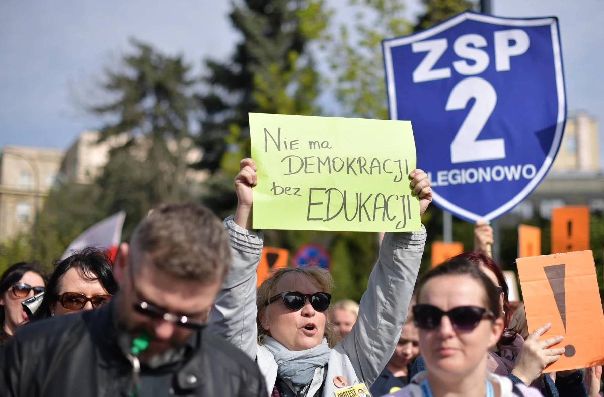 Za odrzuceniem w pierwszym czytaniu poselskiego projektu ustawy o przyznaniu prawa do wynagrodzenia nauczycielom biorącym udział w kwietniowym strajku opowiedziały się sejmowe komisje: edukacji, nauki i młodzieży oraz samorządu terytorialnego i polityki regionalnej.