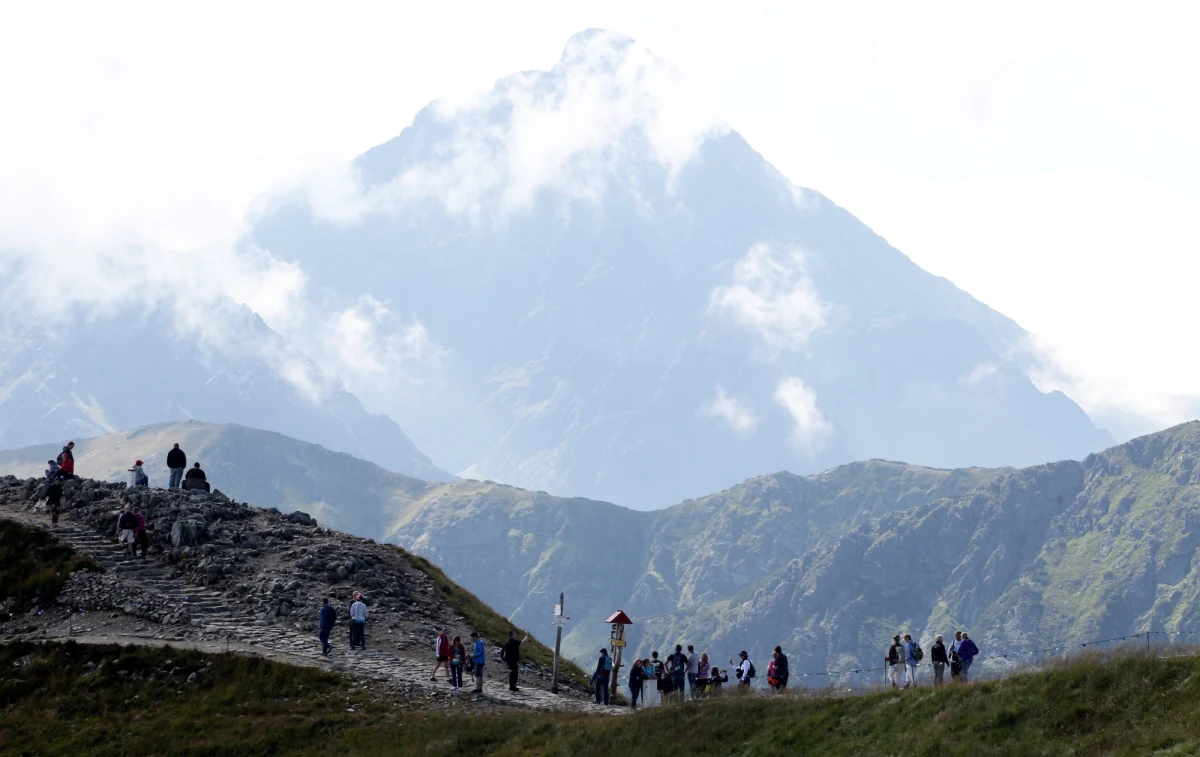 Termometry wskazały 23,4 stopni Celsjusza. Tak ciepło nie było na szczycie Kasprowego Wierchu jeszcze nigdy, a w każdym razie od czasu, kiedy prowadzi się regularne pomiary temperatury, czyli od przeszło 50 lat. Rekord padł także na niedalekiej Hali Gąsienicowej - tam słupki rtęci powędrowały do 26,6 stopni Celsjusza. To o 0,3 stopnia więcej, niż wynosił dotychczasowy rekord.