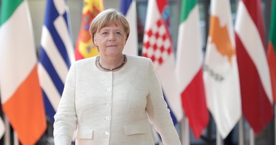 Angela Merkel wraca po szczycie UE ws. najważniejszych stanowisk potrójnie upokorzona. Emmanuel Macron zakwestionował dotychczasowe zasady obsadzania stanowisk, zawiedli ją koledzy z Europejskiej Partii Ludowej, nie wsparł partner koalicyjny - pisze "Die Welt".