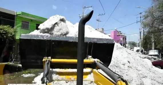 Gradobicie o niespotykanym natężeniu spowodowały, że meksykańską Guadalajarę pokryła gruba warstwa lodu ze zbitych gradowych kulek. Władze miasta musiały zaangażować buldożery, aby oczyścić ulice. W pracach wzięło udział ponad 750 osób.