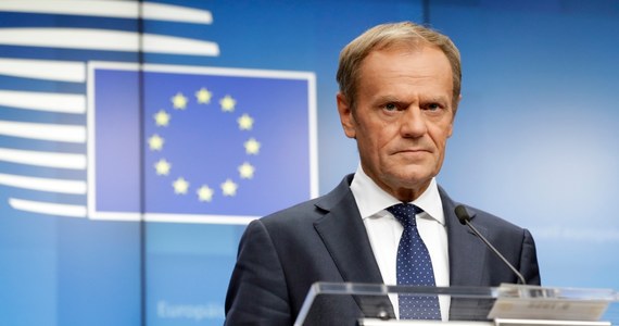"Jeśli ktoś miał nadzieję, że wybór inny niż Fransa Timmermansa na szefa Komisji osłabi wolę czy determinację UE, aby wszędzie przestrzegano prawa i żeby rządy prawa były regułą obowiązującą w całej Europie, to jest w błędzie, bo moim zdaniem jest dokładnie odwrotnie" - mówi w rozmowie w RMF FM Donald Tusk. Szef Rady Europejskiej podkreślił również, że jest zadowolony z osiągnięcia porozumienia ws. wyboru szefostwa KE. "Muszę powiedzieć, że nie odbierałem tylu gratulacji tutaj w Brukseli, jak po zakończeniu tej procedury. Prawda jest taka, że można się było spodziewać wielotygodniowego, a może i wielomiesięcznego uzgadniania".