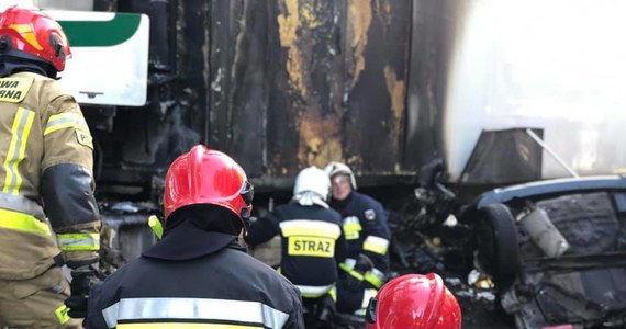 Wypadek na drodze krajowej nr 10 między Toruniem i Bydgoszczą. W Emilianowie osobówka wjechała pod ciężarówkę i się zapaliła. W zderzeniu zginęła jedna osoba.