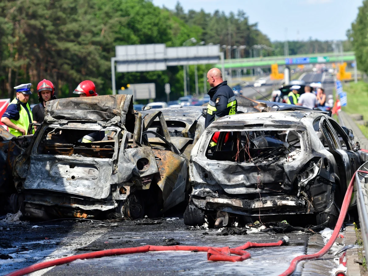 Kierowca tira, podejrzany o spowodowanie katastrofy w ruchu lądowym na autostradzie A6 pod Szczecinem, może wyjść z aresztu za kaucją. Sąd uwzględnił zażalenie jego obrony na decyzję o tymczasowym aresztowaniu. Chodzi o tragiczny wypadek z czerwca, w którym zginęło łącznie sześć osób, w tym 5-osobowa rodzina. 