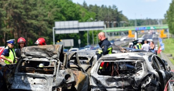 Kierowca tira, podejrzany o spowodowanie katastrofy w ruchu lądowym na autostradzie A6 pod Szczecinem, może wyjść z aresztu za kaucją. Sąd uwzględnił zażalenie jego obrony na decyzję o tymczasowym aresztowaniu. Chodzi o tragiczny wypadek z czerwca, w którym zginęło łącznie sześć osób, w tym 5-osobowa rodzina. 