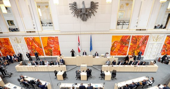 Przedterminowe wybory parlamentarne odbędą się w Austrii 29 września - poinformowała w środę szefowa rządu tymczasowego Brigitte Bierlein. Wybory rozpisano w związku z rozpadem koalicji Austriackiej Partii Ludowej (OeVP) i Austriackiej Partii Wolności (FPOe). Koalicja rządowa OeVP i FPOe rozpadła się z powodu afery taśmowej z Ibizy, która skompromitowała polityków tej drugiej partii. 