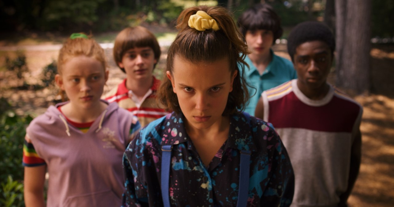 Trzecia seria popularnego serialu Netfliksa "Stranger Things" trafiła na tę platformę streamingową w lipcu 2019 roku. Wydawało się, że nic nie stanie na przeszkodzie, by kolejny sezon mógł zadebiutować rok, najdalej dwa lata później. Pandemia COVID-19 postawiła jednak wszystko na głowie. 