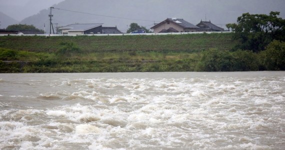 ​Ponad milion mieszkańców japońskiej wyspy Kiusiu dostało polecenie schronienia się w ośrodkach ewakuacji ze względu na groźbę osunięć ziemi z powodu ulewnego deszczu - poinformowała telewizja publiczna NHK. W niektórych rejonach Kiusiu od piątku spadło do 1000 mm deszczu - tyle, co zwykle przez cały lipiec. W najbliższych godzinach meteorolodzy przewidują dalsze opady.